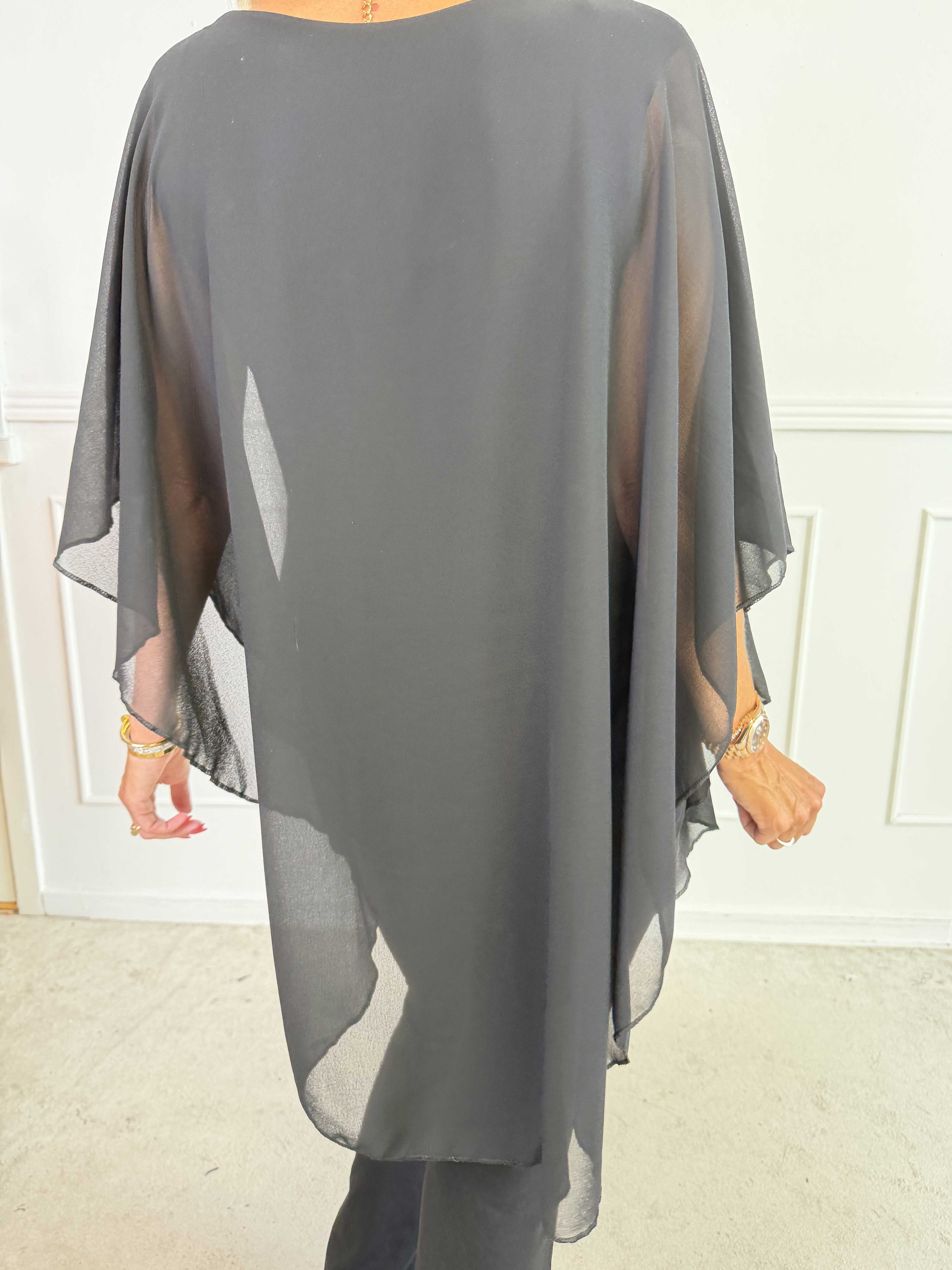 Kenya Shirt - Elegant bluse med let chiffonlag og rund udskæring